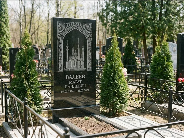 Мусульманский памятник с гравировкой мечети — мечеть в восточной арке с орнаментом, работа «Валеев» в Сочи