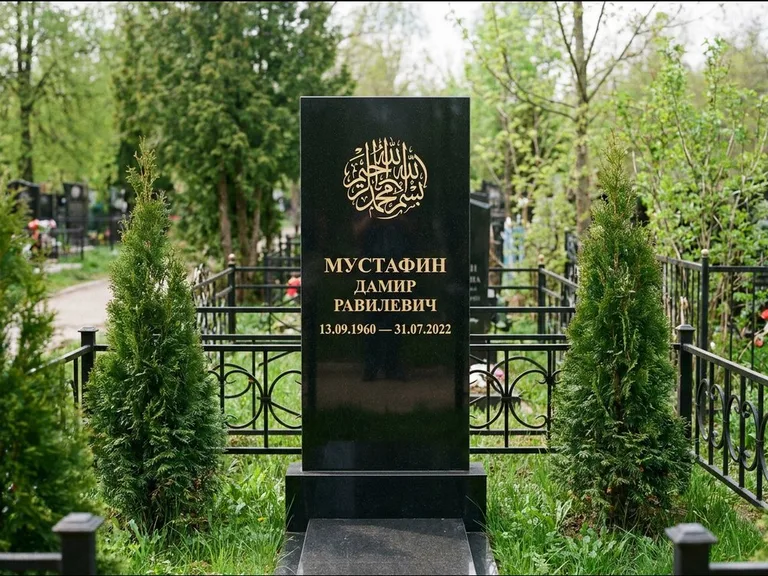Мусульманский памятник — шахада в верхней части стелы, работа «Мустафин» в Сочи