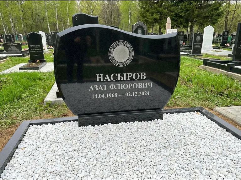 Мусульманский памятник: стела с волнообразным скошенным верхом — гравировка мечети под полумесяцем и звёздами, белая мраморная крошка с бордюром, работа «Насыров» в Сочи