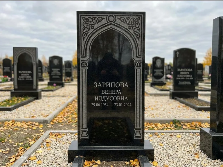 Мусульманский памятник: фигурная стела с михраб-нишей — гравировка мечети в михраб-арке с орнаментом, светлая гравийная отсыпка, работа «Зарипова» в Сочи