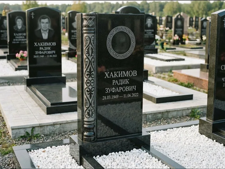 Мусульманский памятник: стела с боковой резной орнаментальной колонной — детализированная гравировка мечети Кул-Шариф, белая мраморная крошка, работа «Хабибуллин» в Сочи