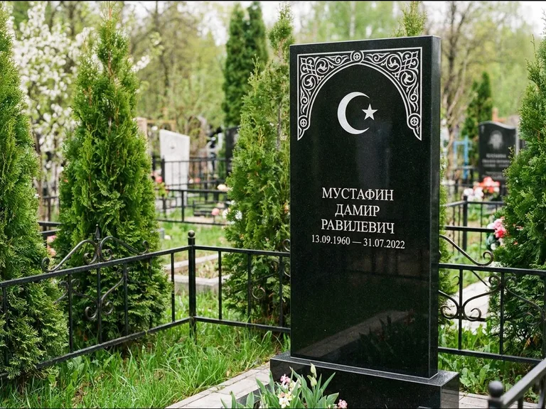 Мусульманский памятник — полумесяц со звездой и орнамент-бордюр, работа «Мустафин» в Сочи