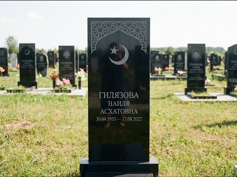 Мусульманский памятник: узкая вертикальная стела-пилон с полумесяцем — гравировка мечети в михраб-арке с орнаментом, открытая лужайка без ограды, работа «Ибрагимова» в Сочи