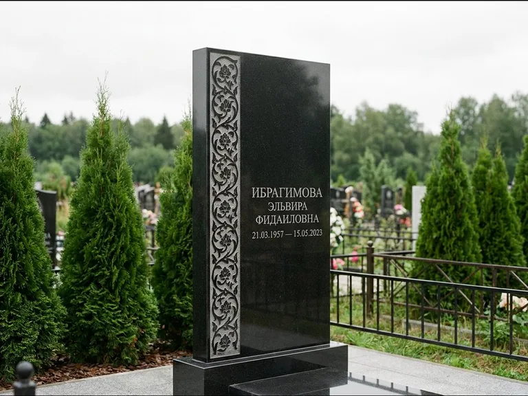 Мусульманский памятник — колонна ислими по краю стелы, работа «Ибрагимова» в Сочи