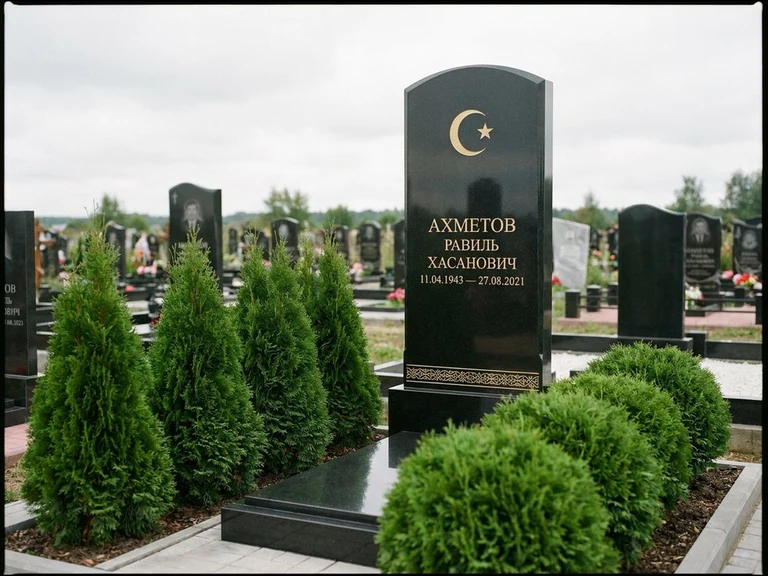 Гравировка полумесяца на памятник в Сочи — памятник из чёрного гранита с гравировкой