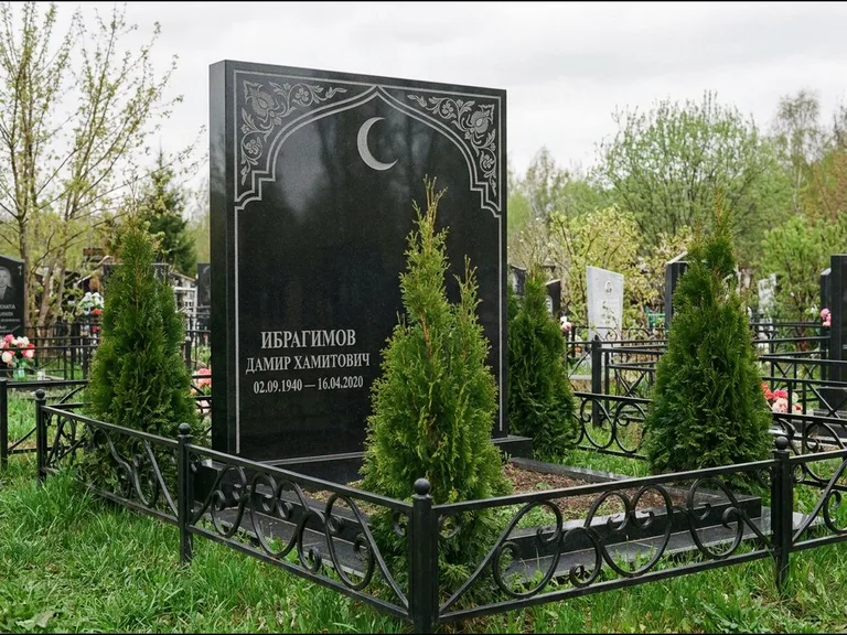 Памятник с гравировкой полумесяца — гравировка полумесяца в восточной арке с орнаментом, работа «Ибрагимов» в Сочи