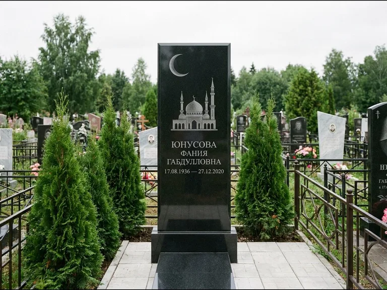Памятник с гравировкой полумесяца — гравировка полумесяца над силуэтом мечети, работа «Юнусова» в Сочи