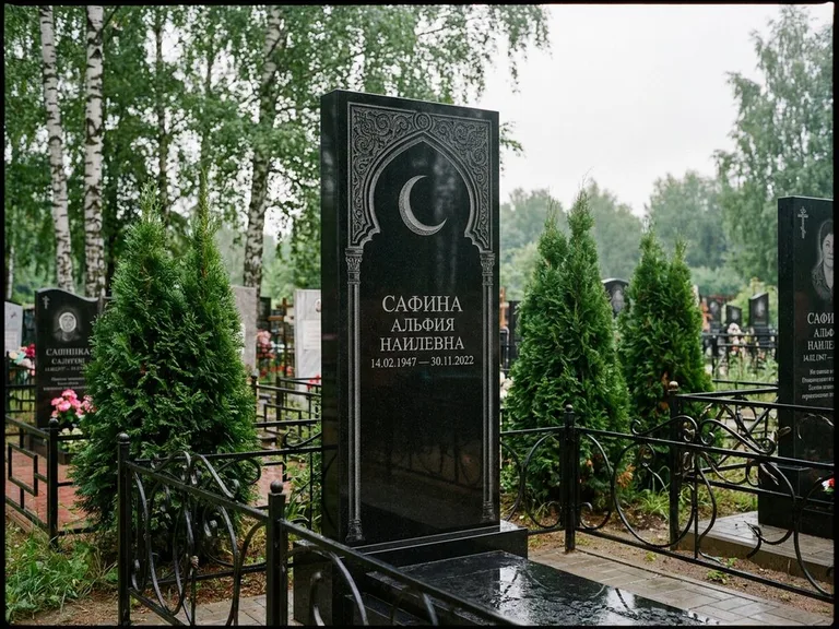Памятник с гравировкой полумесяца — гравировка полумесяца в восточной арке с орнаментом, работа «Сафина» в Сочи