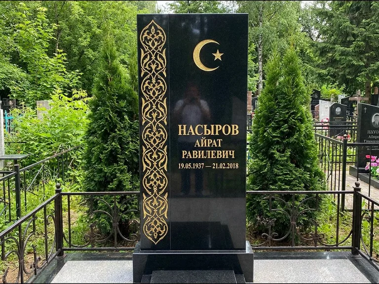 Памятник с гравировкой полумесяца — золочёный полумесяц и колонна растительного орнамента-ислими, работа «Насыров» в Сочи