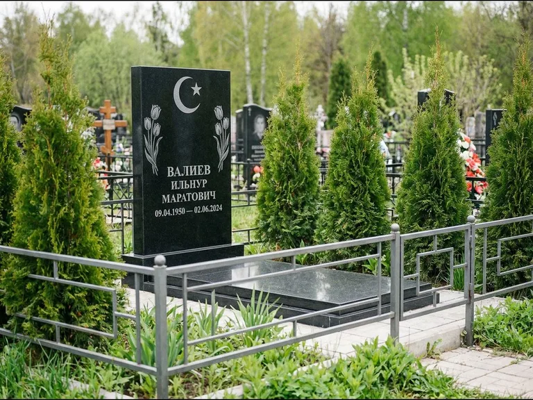Памятник с гравировкой полумесяца — гравировка полумесяца со звездой и тюльпанами по бокам, работа «Валиев» в Сочи