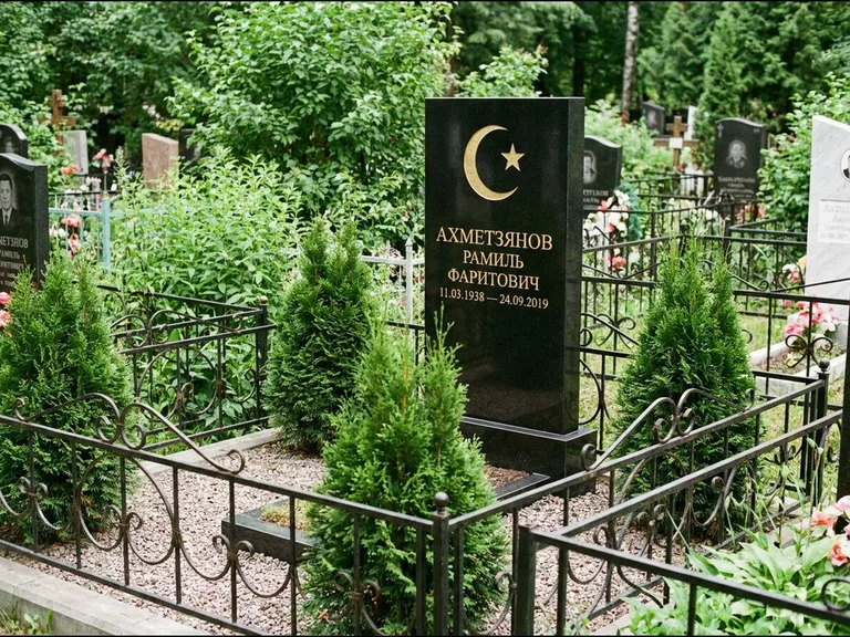 Памятник с гравировкой полумесяца — золочёная гравировка полумесяца со звездой в верхней части с, работа «Ахметзянов» в Сочи