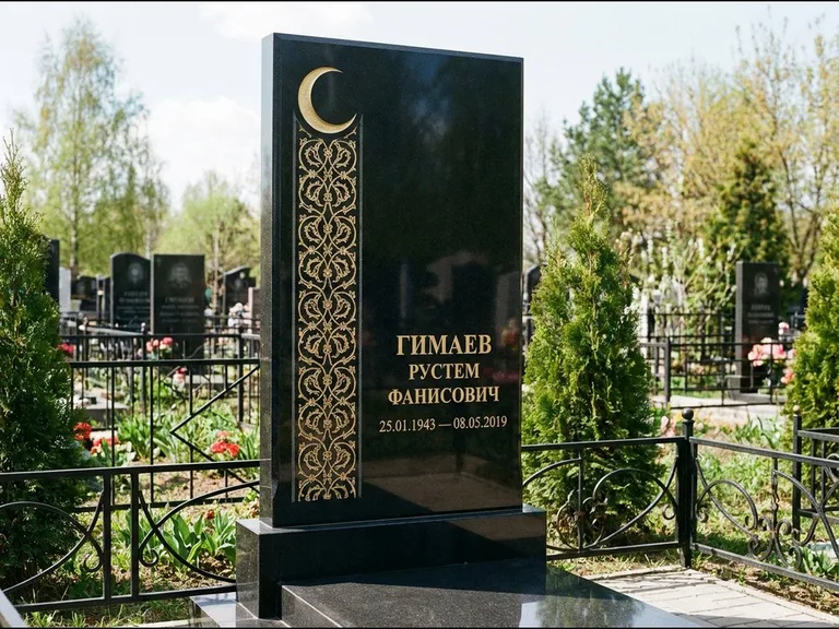 Памятник с гравировкой полумесяца — золочёный полумесяц и колонна растительного орнамента-ислими, работа «Гимаев» в Сочи