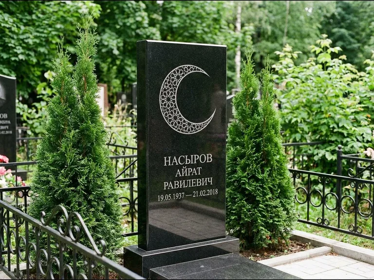 Памятник с гравировкой полумесяца — гравировка полумесяца в геометрическом орнаменте-гирихе, работа «Насыров» в Сочи