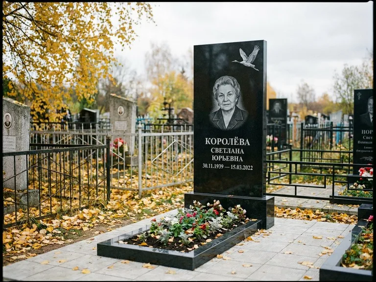 Памятник с гравировкой журавлей — белая гравировка клина журавлей, уходящего в верхний угол ст, работа «Королёва» в Сочи