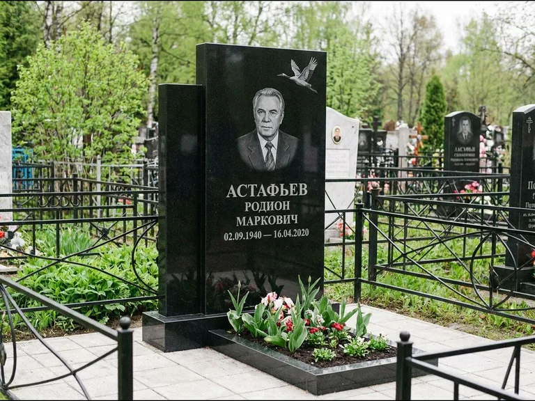 Памятник с гравировкой журавлей — гравировка одиночного летящего журавля над портретом, работа «Астафьев» в Сочи