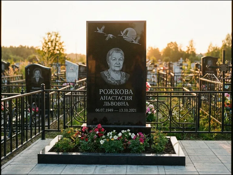 Памятник с гравировкой журавлей — гравировка клина журавлей на фоне солнечного диска, работа «Рожкова» в Сочи