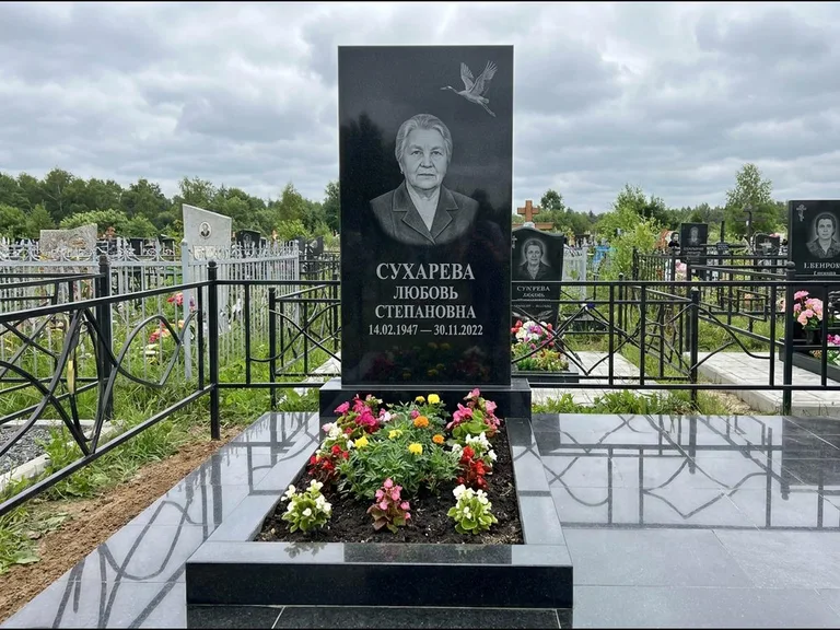 Памятник с гравировкой журавлей — гравировка одиночного летящего журавля над портретом, работа «Сухарева» в Сочи