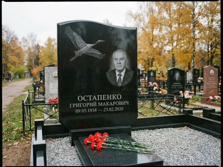 Памятник с гравировкой журавлей — гравировка журавлей, работа «Остапенко» в Сочи