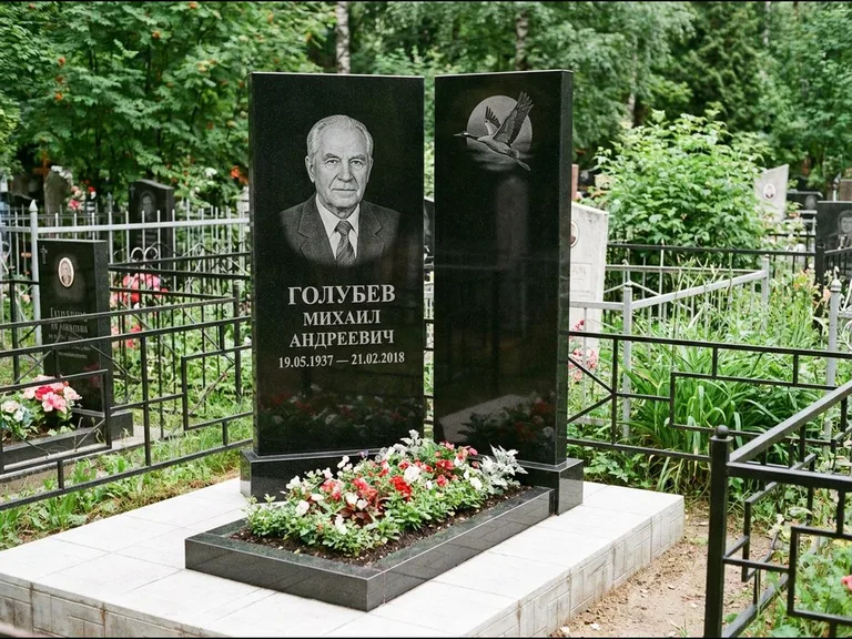 Памятник с гравировкой журавлей — гравировка клина журавлей на фоне солнечного диска, работа «Голубев» в Сочи