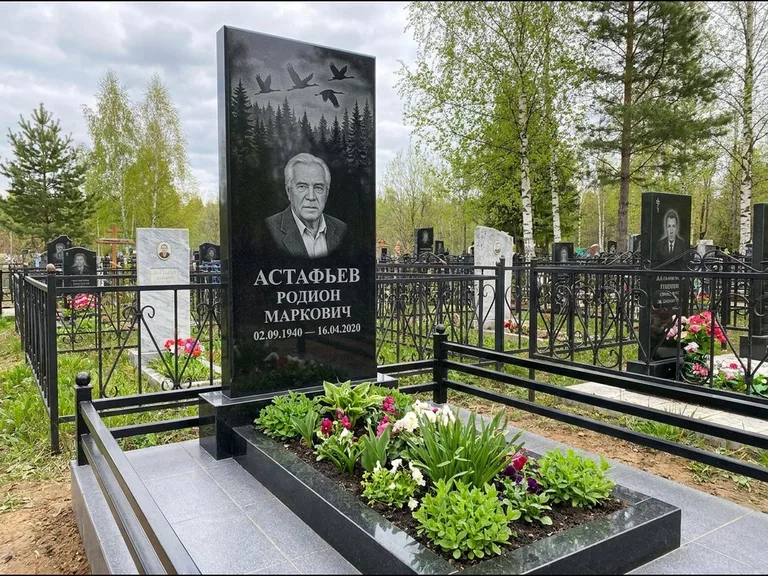 Памятник с гравировкой журавлей — гравировка силуэтов журавлей над еловым лесом, работа «Астафьев» в Сочи