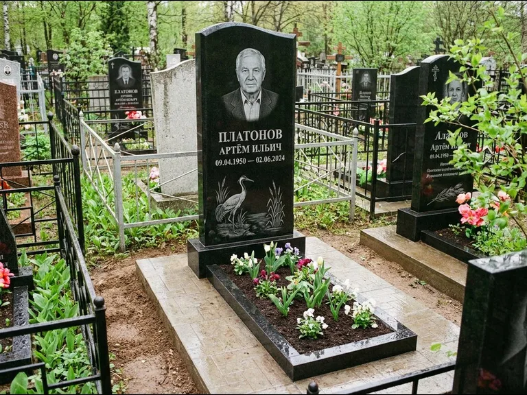 Памятник с гравировкой журавлей — гравировка журавля у камышей рядом с эпитафией, работа «Платонов» в Сочи