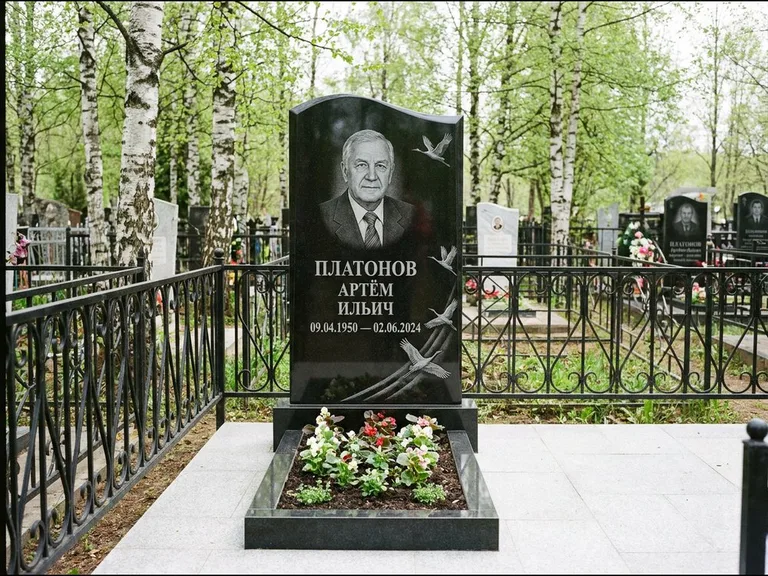 Памятник с гравировкой журавлей — гравировка трёх журавлей по диагонали через свободное поле с, работа «Платонов» в Сочи