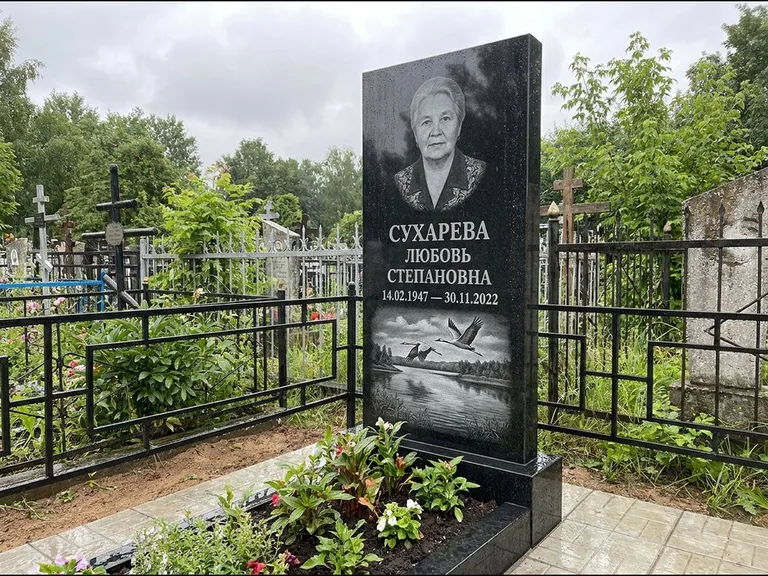 Памятник с гравировкой журавлей — гравировка пары журавлей над гладью озера в нижней части, работа «Сухарева» в Сочи