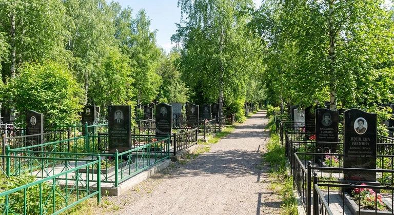 Памятники на Православном кладбище №5 в Альметьевске