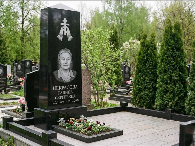 Памятник из чёрного гранита — стела-пилон с ажурным резным крестом, работа «Ерофеева» в Сочи