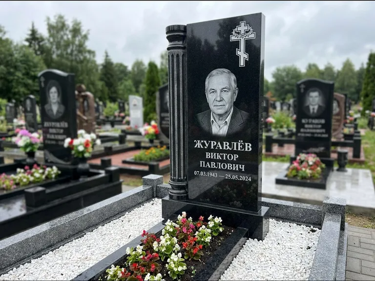 Памятник из чёрного гранита — семейный мемориал из двух стел с крестом с рушником, работа «Гущин» в Сочи