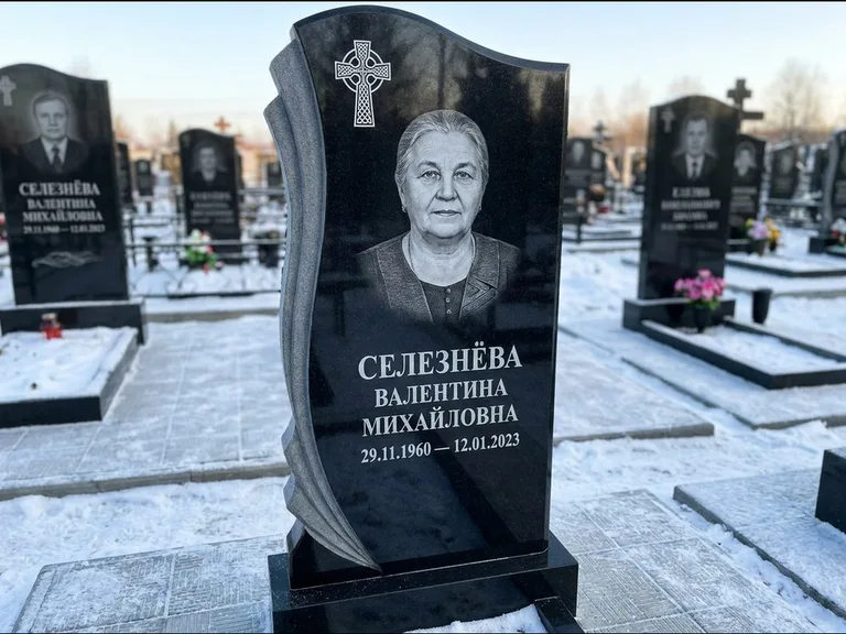 Памятник из чёрного гранита — восьмигранный обелиск с кельтским крестом, работа «Некрасова» в Сочи