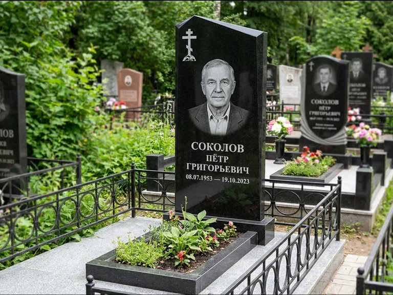 Памятник из чёрного гранита — полукруглая стела с крестом на Голгофе, работа «Журавлёв» в Сочи
