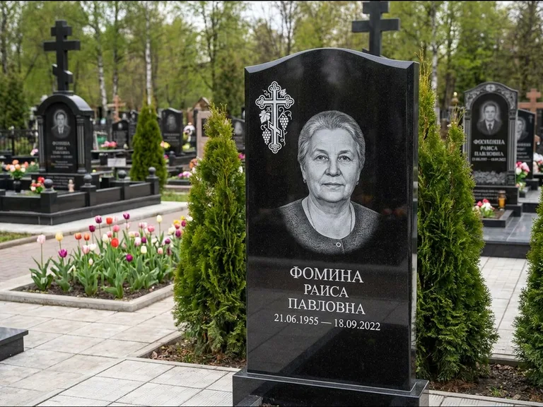 Памятник из чёрного гранита — двухцветная стела с крестом с распятием, работа «Одинцова» в Сочи