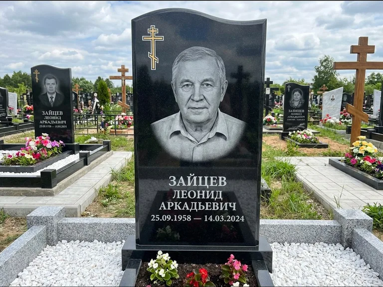 Памятник из чёрного гранита — горизонтальная семейная стела с аркой с процветшим крестом с виноградной лозой, работа «Верещагин» в Сочи