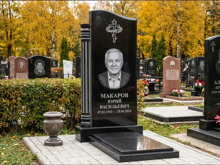 Памятник из чёрного гранита — асимметричная стела с крестом с рушником, работа «Панкратов» в Сочи