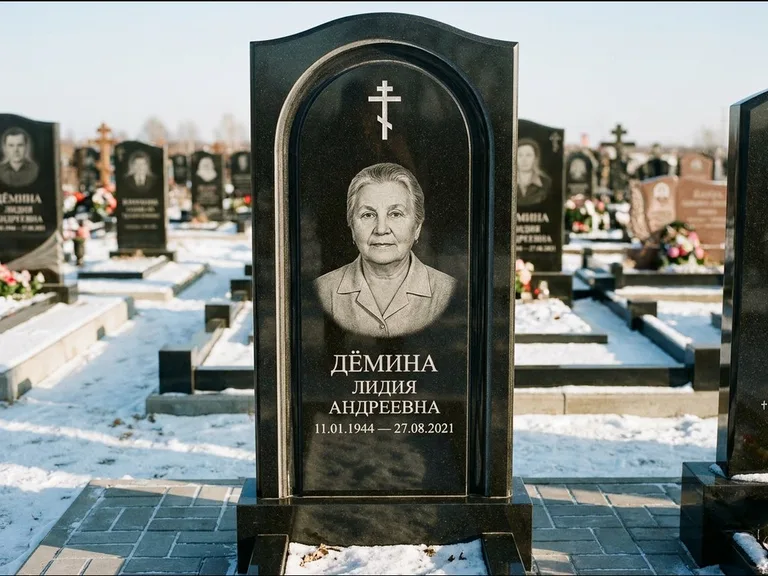 Памятник из чёрного гранита — стела-триптих с крестом с терновым венцом, работа «Ерофеева» в Сочи