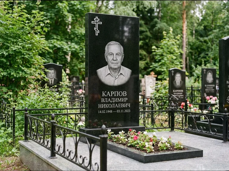 Памятник из чёрного гранита — узкая стела с ажурным крестом с православным восьмиконечным крестом, работа «Гущин» в Сочи