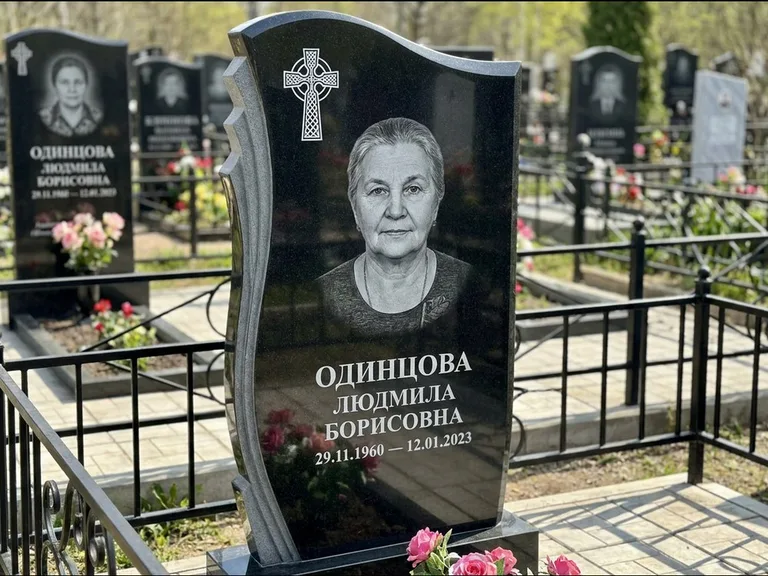 Памятник из чёрного гранита — стела с портретным овалом с кельтским крестом, работа «Савельева» в Сочи