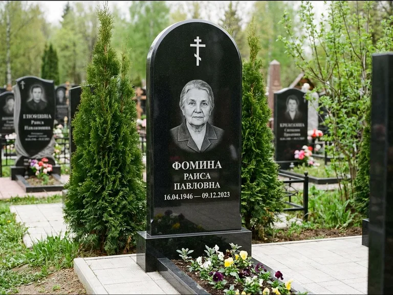 Памятник из чёрного гранита — вертикальная стела с латинским крестом, работа «Некрасова» в Сочи