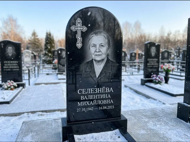 Памятник из чёрного гранита — массивная стела с крестом в лучах с крестом в лучах, работа «Одинцова» в Сочи