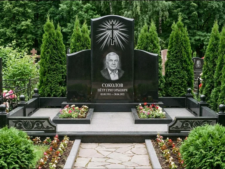 Памятник из чёрного гранита — низкая стела с крестом сбоку с золочёным крестом, работа «Верещагин» в Сочи