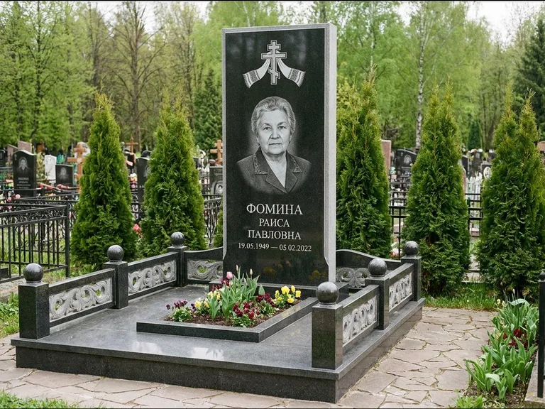 Памятник из чёрного гранита — семейный мемориал с ажурным резным крестом, работа «Мельникова» в Сочи