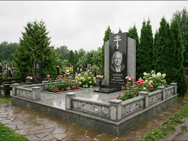 Памятник из чёрного гранита — стела с двумя портретами с крестом с рушником, работа «Богданов» в Сочи