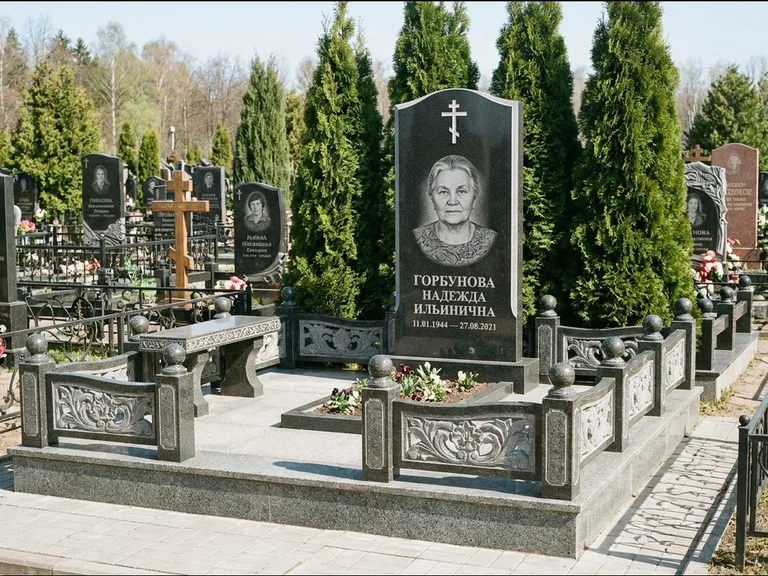 Памятник из чёрного гранита — стела с золочёным крестом с крестом с терновым венцом, работа «Селезнёва» в Сочи
