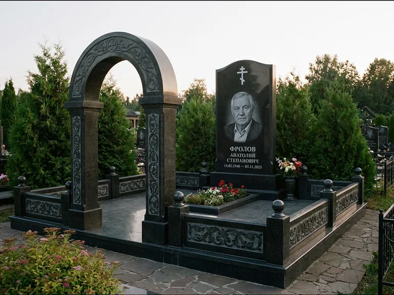 Памятник из чёрного гранита — высокая стела с процветшим крестом с православным восьмиконечным крестом, работа «Панкратов» в Сочи