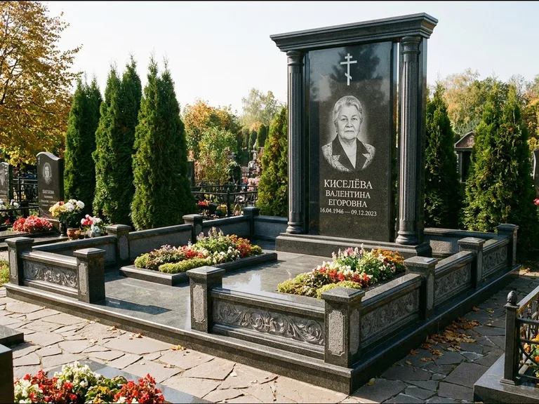 Памятник из чёрного гранита — стела с кельтским крестом с латинским крестом, работа «Ерофеева» в Сочи