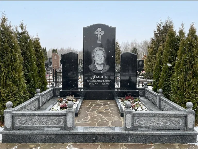 Памятник из чёрного гранита — стела с крестом и ветвью с кельтским крестом, работа «Лаврентьева» в Сочи