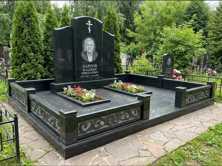 Памятник из чёрного гранита — двойная семейная стела с крестом на Голгофе, работа «Тихонов» в Сочи