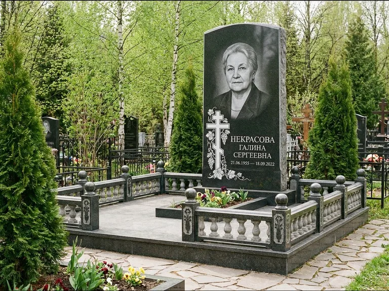 Памятник из чёрного гранита — стела с крестом и книгой с крестом с распятием, работа «Савельева» в Сочи