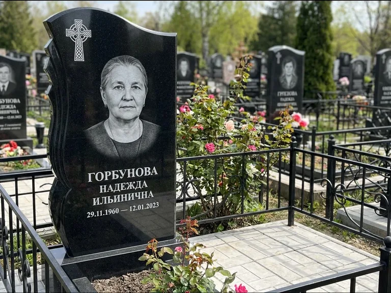 Памятник из чёрного гранита — высокий обелиск с кельтским крестом, работа «Одинцова» в Сочи
